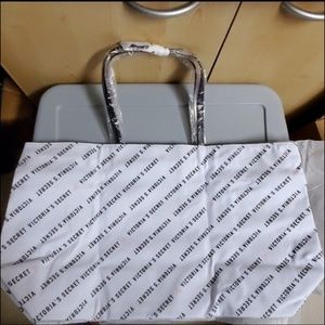 NWT Limited Edition Victoria's Secret tote heart